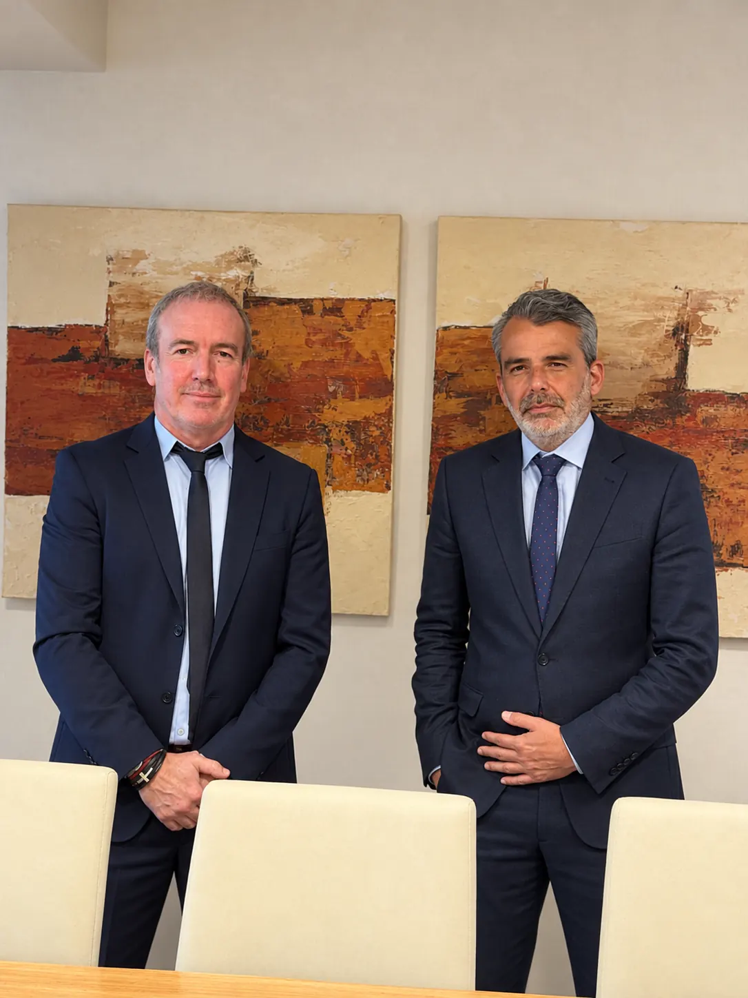 Sebastián Saborido y Juan José Ross, de pie, en la sala de reuniones del estudio.